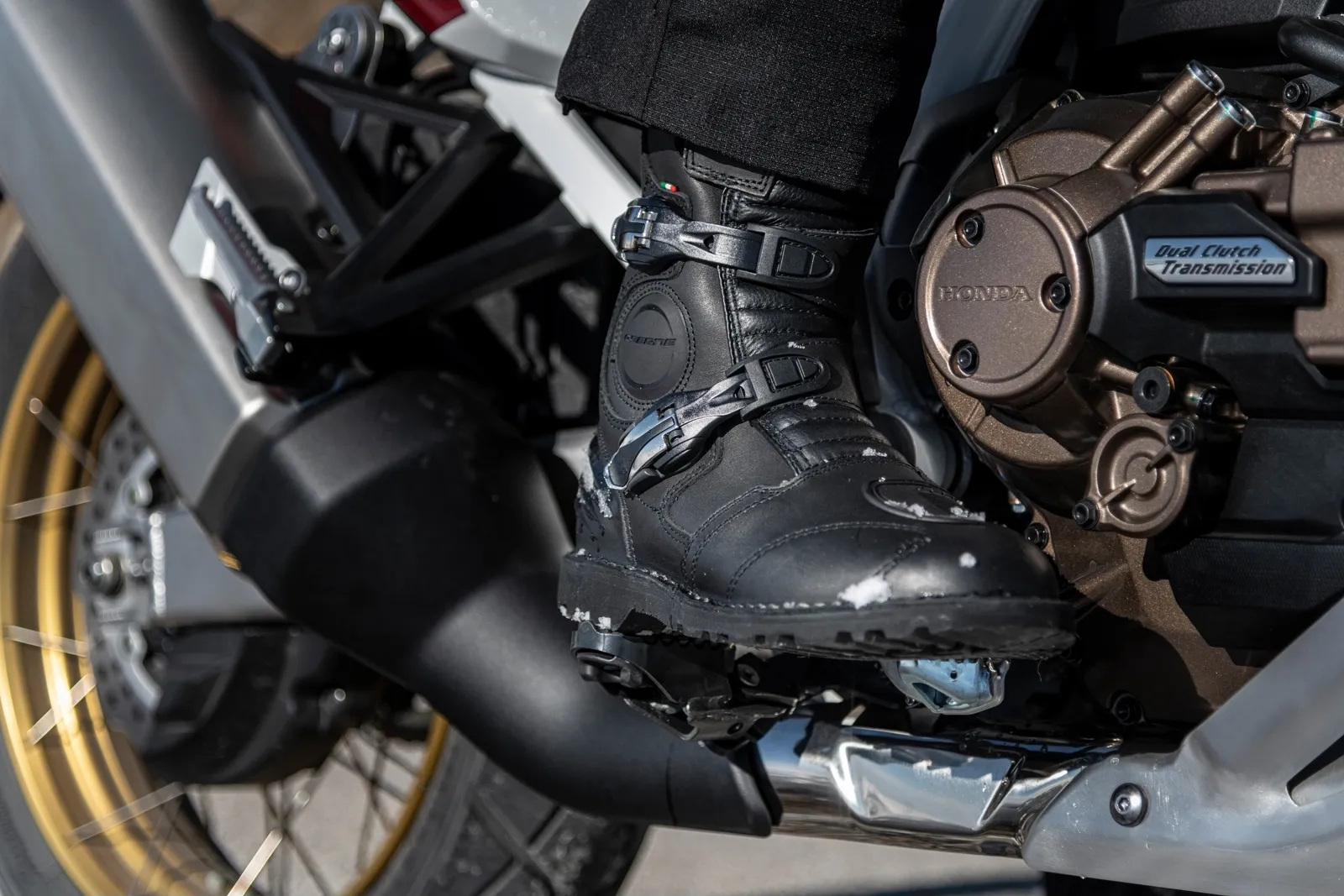 Cizmă Gaerne G-Midland montată pe scărița motocicletei, fundal real