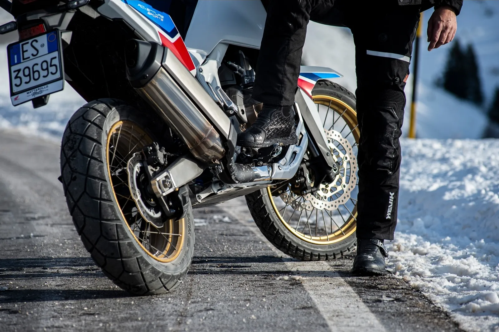 Cizme Gaerne G-Midland purtate pe motocicletă, într-un cadru outdoor real