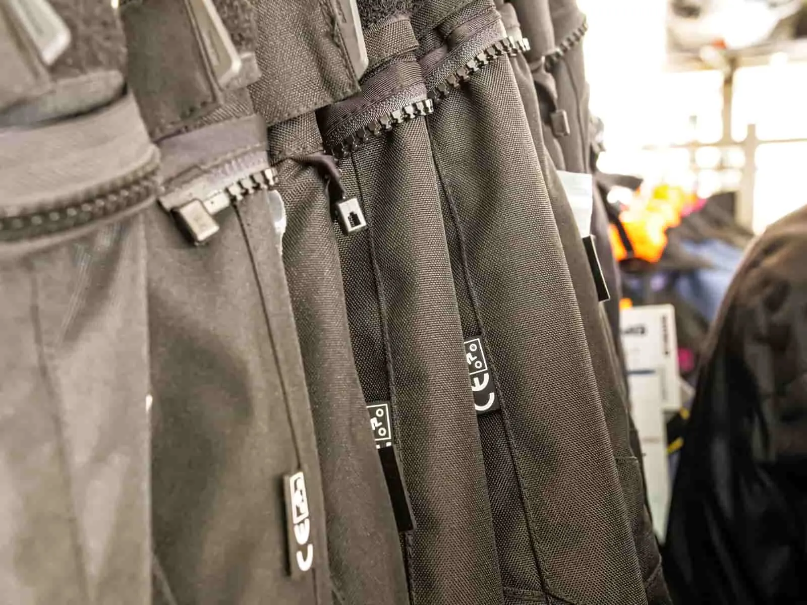 Detaliu real din magazin pentru pantaloni moto Bering Cancun