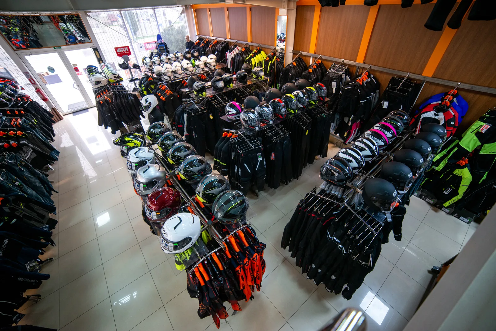 Zonă de showroom BBMoto cu echipamente moto pentru pregătirea drumului