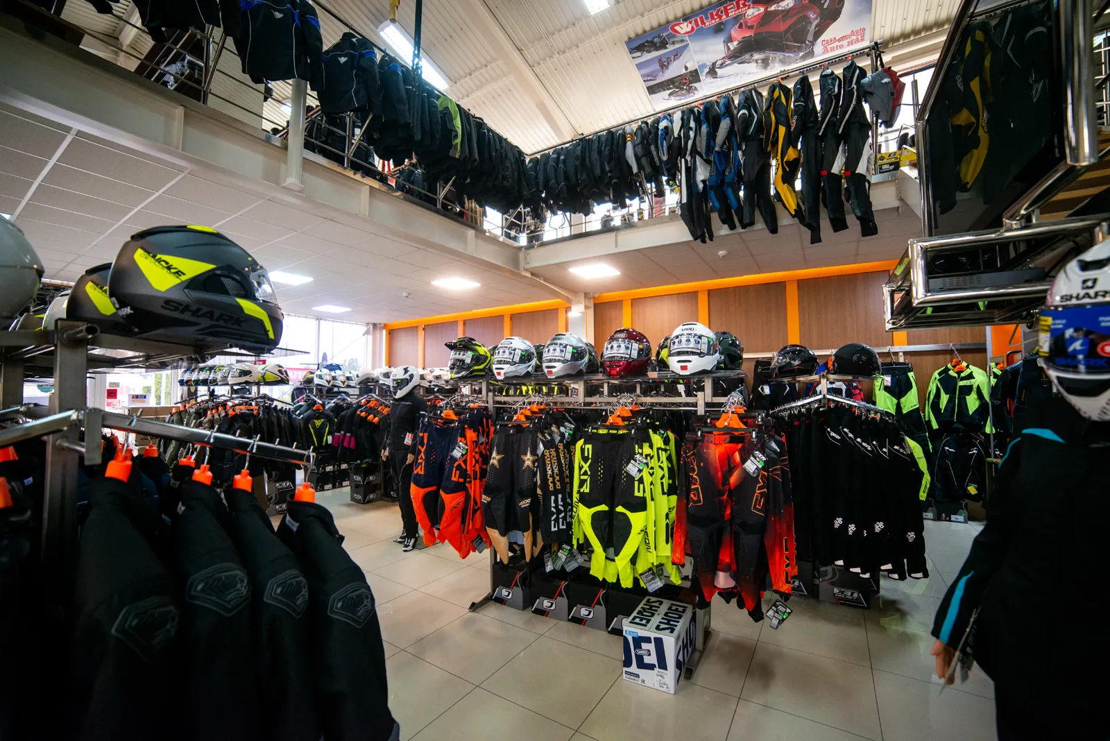 Echipament moto și căști în showroom BBMoto pentru pregătirea riderilor