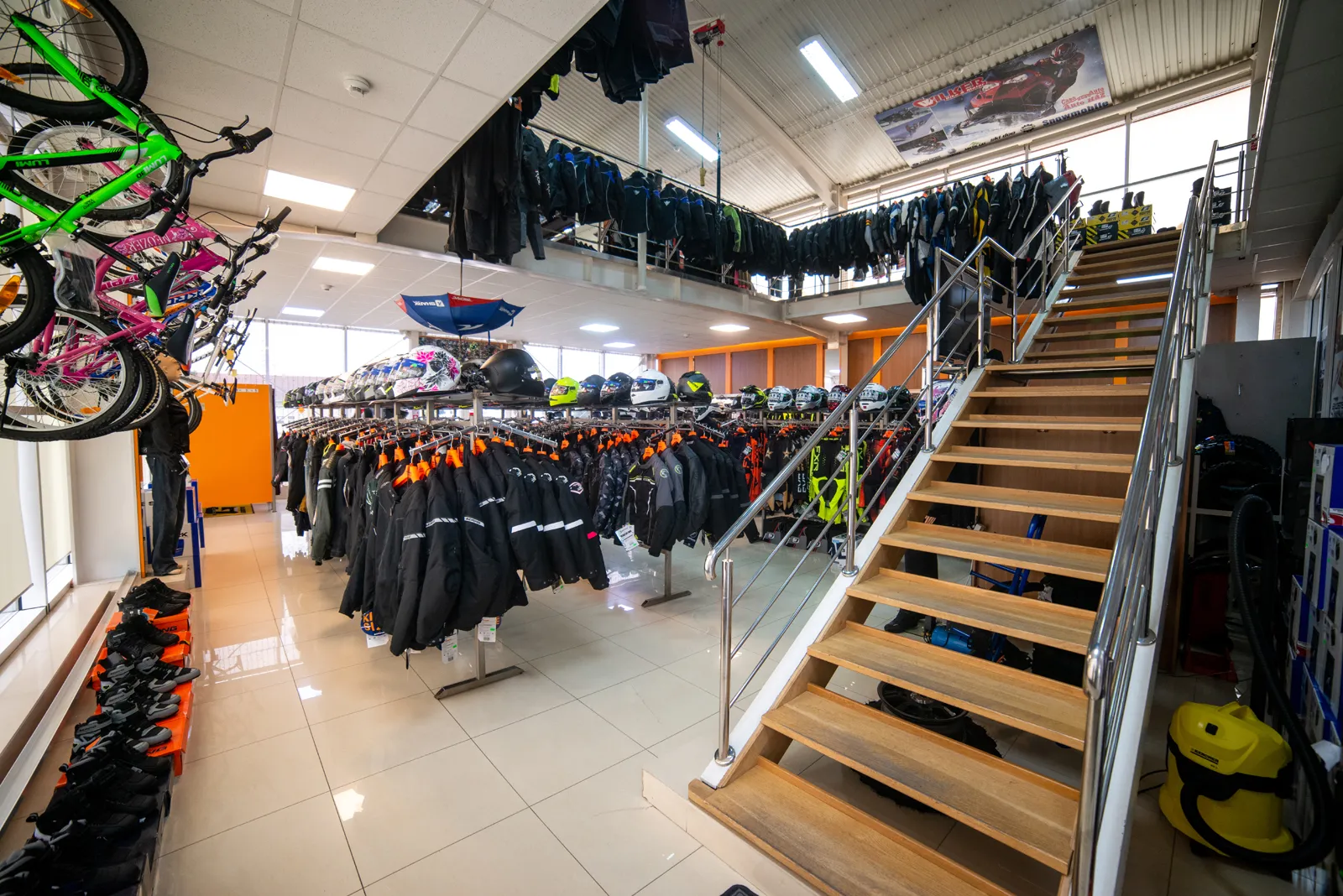 Showroom BBMoto cu echipamente moto și zone de probă pentru rideri