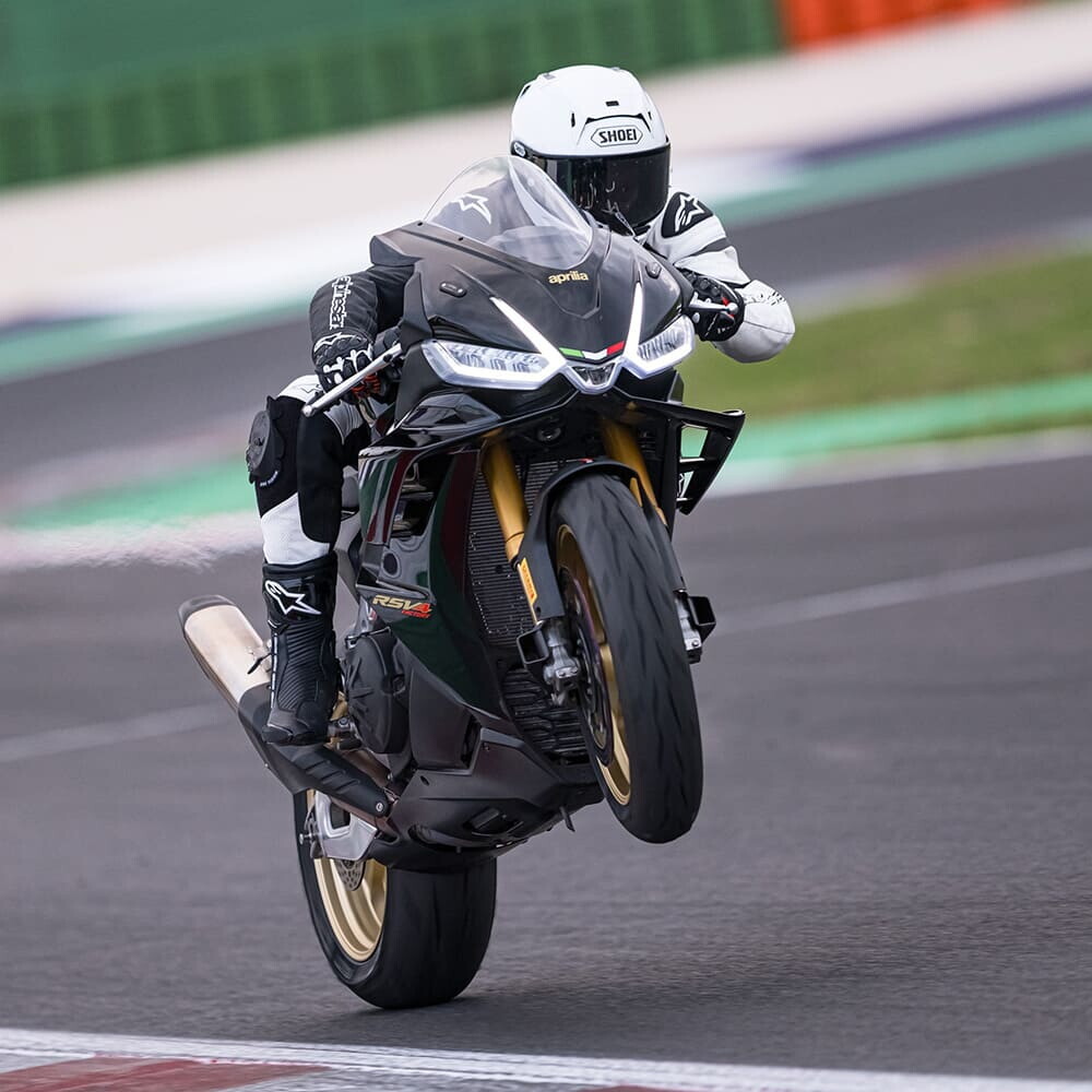 Motocicletă sport pe circuit, cu anvelopa față clar vizibilă, fundal real